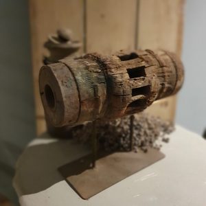 Oude wielnaaf op statief