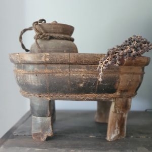 Ovale olijfbak op pootjes