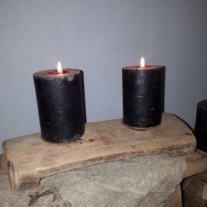 Oud houten bajotje met kaarsenhouders