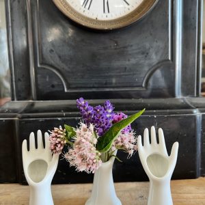 Wit handje - klein vaasje van porselein