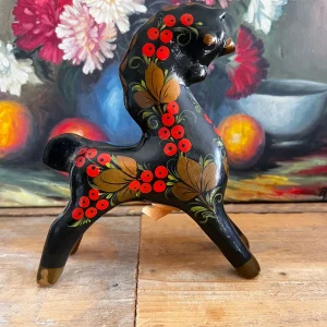 Zwart Khokhloma paardje van hout – handbeschilderd rood bloemenmotief