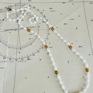 Witte vintage ketting met goudkleurige accenten